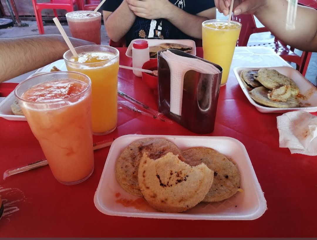 Gorditas y bebidas compartidas en la mesa