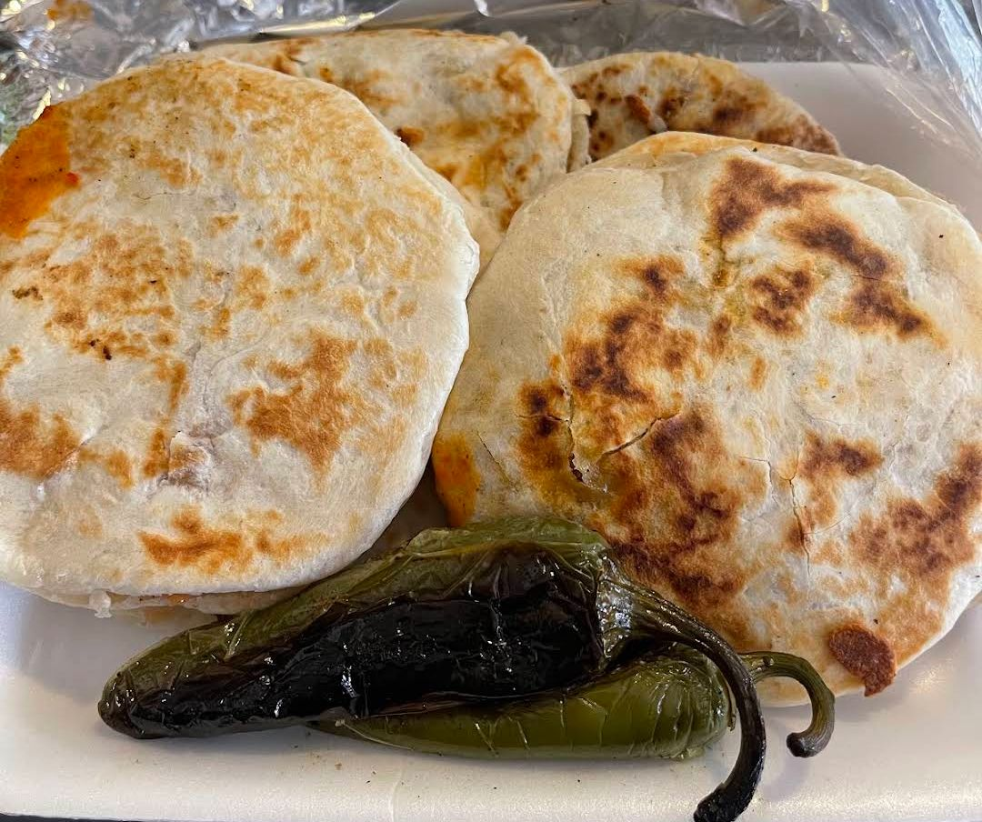 Plato de gorditas con chile